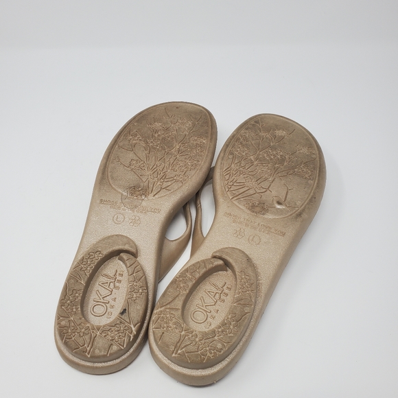 Oka B Women's size Large Flip Flops Gold Tan Rubber Nubby Arch Metal Flower - Picture 6 of 7